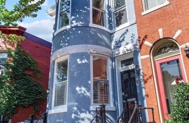 New EasternMarket Stunner, Free PARKING, 1000sqft