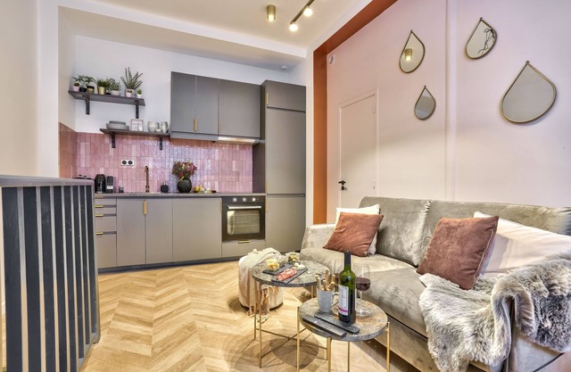 NEW! Eiffel Tour Splendid 2BR apt in Paris