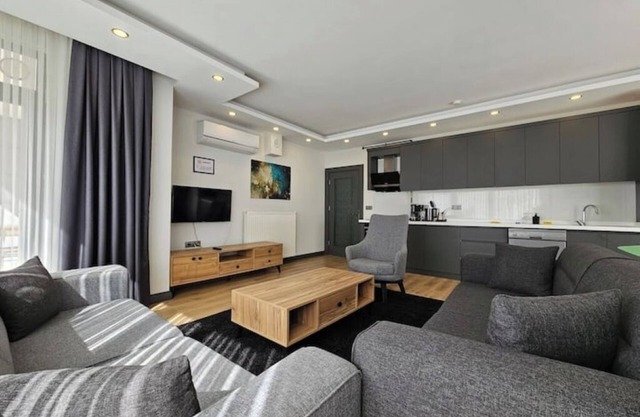 New Flat&Large Living Space(2-1) Near Lara Beach