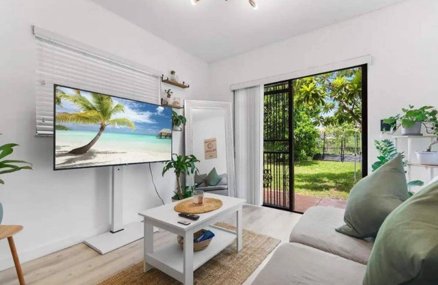 New furniture 1/1 apartment with backyard in Miami