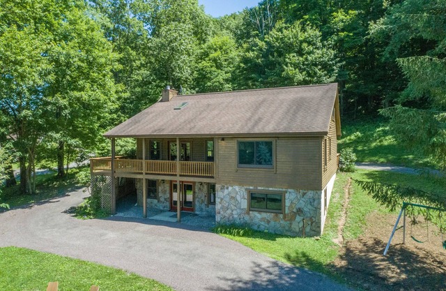 New! Ginseng Getaway: Lake Area, Fireplace, Game Table!