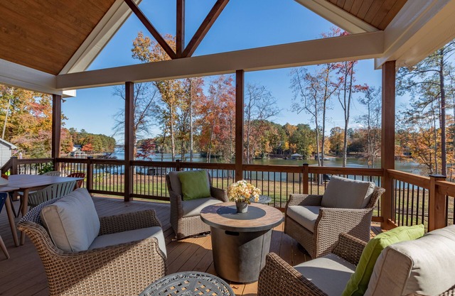 NEW Gorgeous Lakefront Home~Peaceful~Fully Stocked