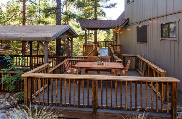 NEW! Gorgeous Pinewood Treehouse Chalet!