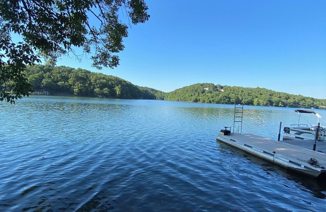 New home with lake side lower-level entry apartment, Near Buckingham Trail head