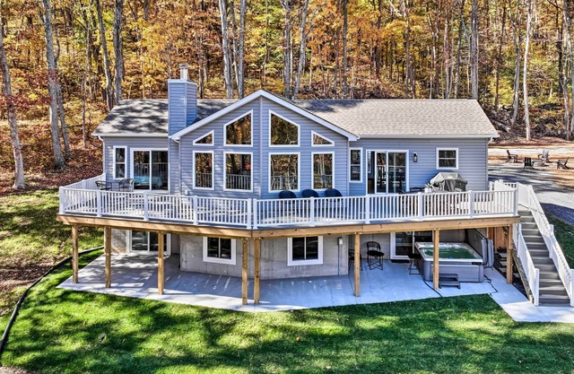 NEW! Immaculate Sanctuary w/ Hot Tub & Fire Pit!