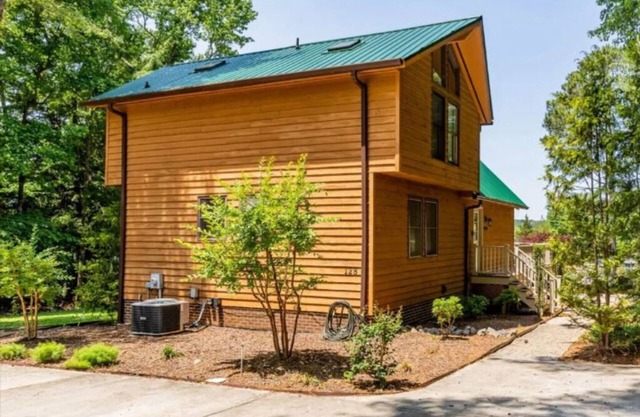 New! Lakeview, Charming 3BR, Hot Tub, Firepit, Pet Friendly, WiFi