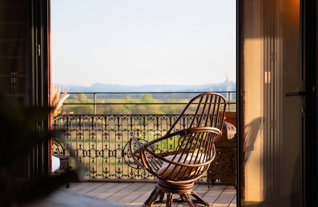 New! Large charming house: breathtaking 180° view of vineyards and Pyrenees mountains