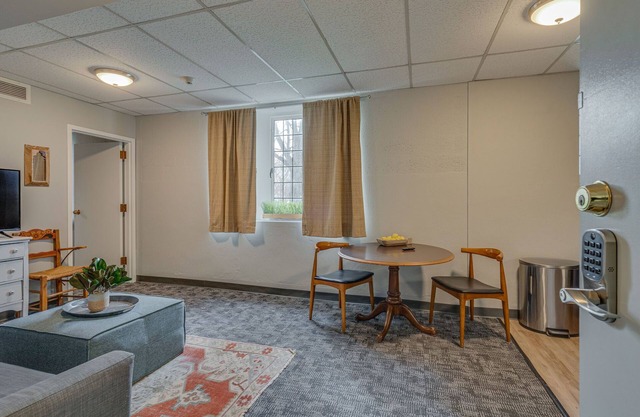 New Listing! - 1 Bedroom apt in Music Row, Historic Building!