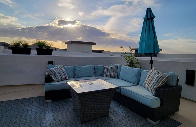NEW Listing discount! 5 minutes to dining & shopping with a rooftop deck & views