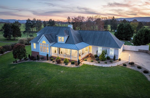 ☆New Listing☆ Hot Tub ◇ Movie Room ◇ Game Room ◇ Fire Pit ◇ Dog-friendly