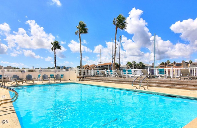 New listing! Lovely studio w/balcony, two pools, close to beach and shopping!