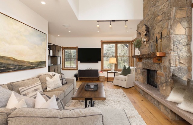 New Listing! Townhome with Hot Tub, Firepit and Loft! Walk to Ski Shuttle!