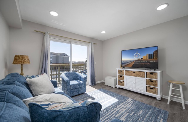 New Listing! Updated 1 bedroom bayside with a pool!
