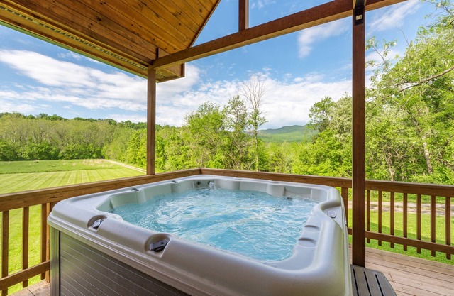 NEW Log Cabin by the River! Perfect Relaxing Retreat-Views & hot tub!