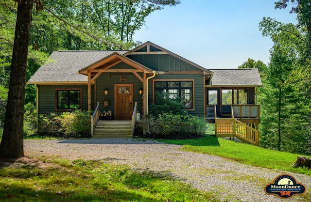 New log cabin on 52 acres, pet-friendly!