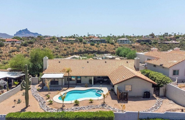 NEW Luxe Heated Pool, Spa w Mountain Views Designer Duplex Villa w 5 King beds