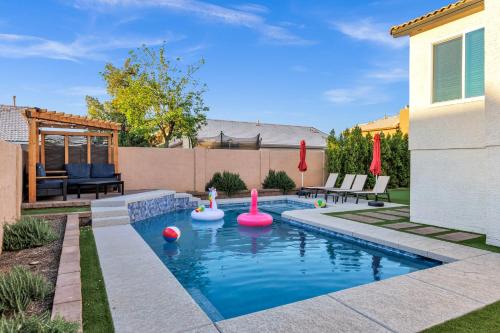 NEW! Luxe Vacation Retreat - heated pool, putting green