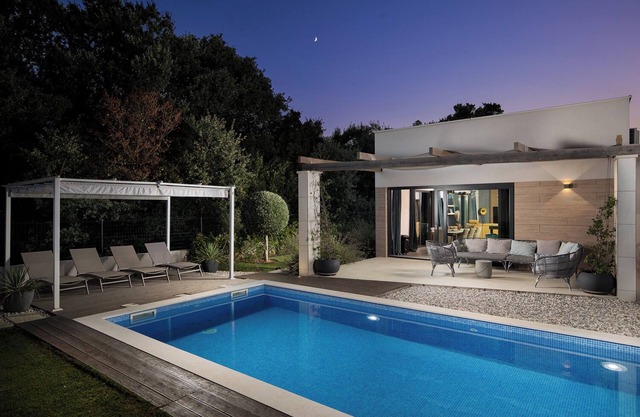 New luxurious modern villa with pool near Pula