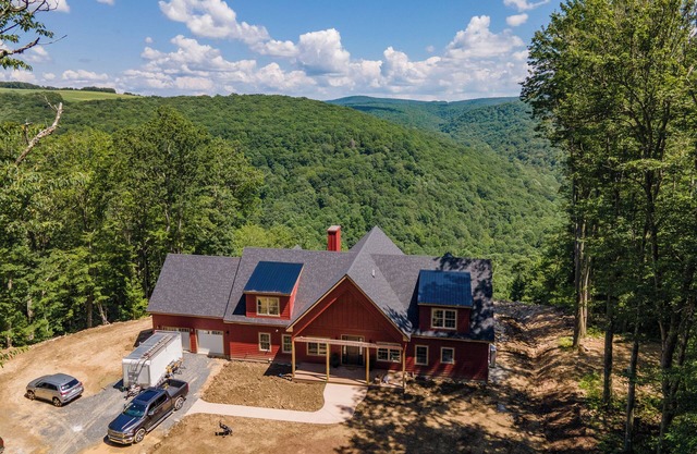 New! Luxurious Mountain Getaway w/Hot Tub