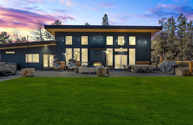 New! Luxury Home ~River View/Access~Hot Tub~Fireplace~Brand New Furnishings!