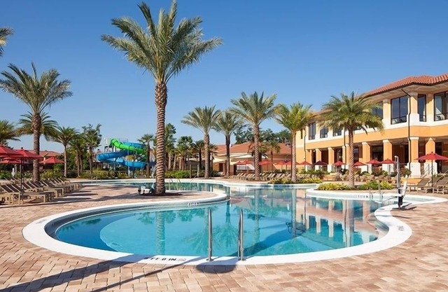 NEW! Luxury Regal Oaks Townhome Near Disney with Resort-Style Amenities & Old Town Fu