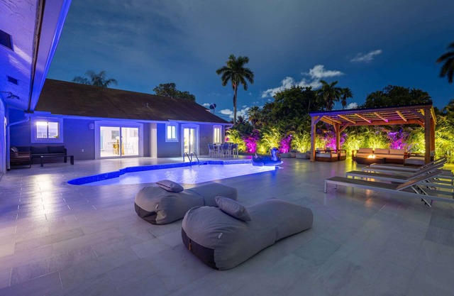 New Luxury Villa Serena Heated Pool 15 min to Beach