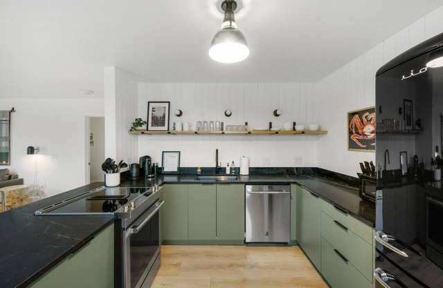 NEW Luxury w/View, Sleeps 4! Walk to Tours & More