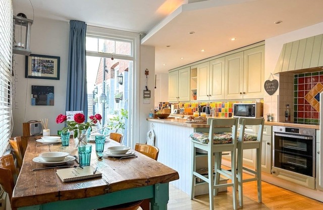NEW Maple Cottage - City Centre - FREE Parking
