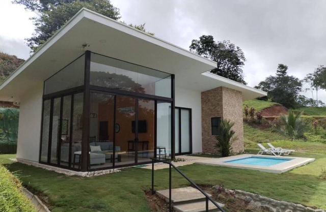 New Modern 3-bdrm/3-bth house with all amenities - 5 minutes to the beach!