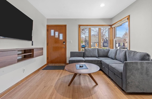 New Modern 3 BR close to All Milwaukee Has To Offer!