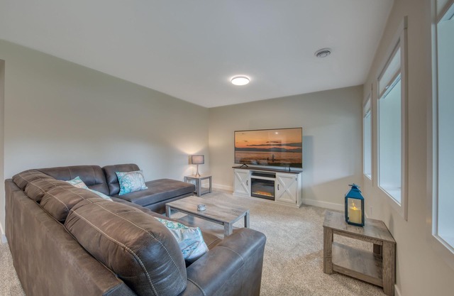 New Modern Family Friendly Cabin Close To The Beach, Golf Courses & Hot Springs