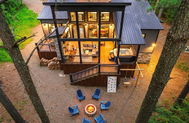New! Modern Farmhouse w/Jacuzzi, BBQ, Arcade!
