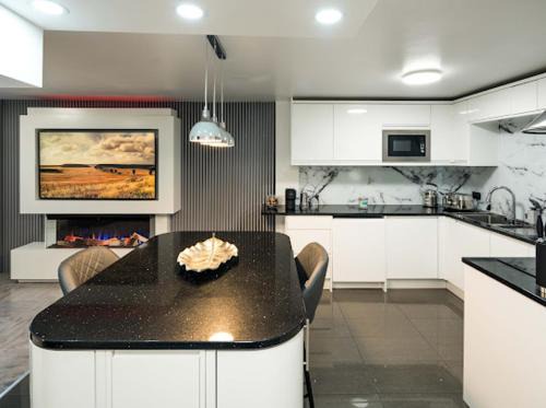 New Modern Hybrid 4 Bedrooms 7 Bed apartment 12 guest capacity