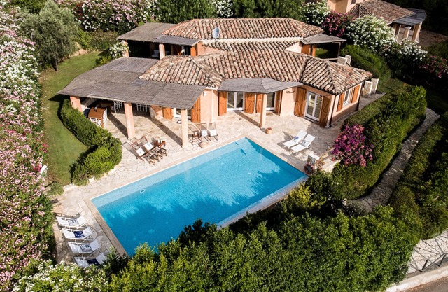 New Modern Luxury Villa, Private Infinity Pool, Garden and great views. Fully AC