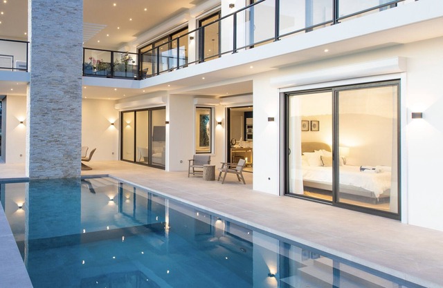 *New* Modern Villa - Double Level - 5 min from the beach!