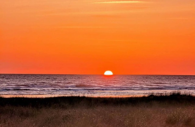 NEW - OCEANFRONT HOME - Views! Path to Beach! Dog Friendly! GREAT Outdoor Spaces