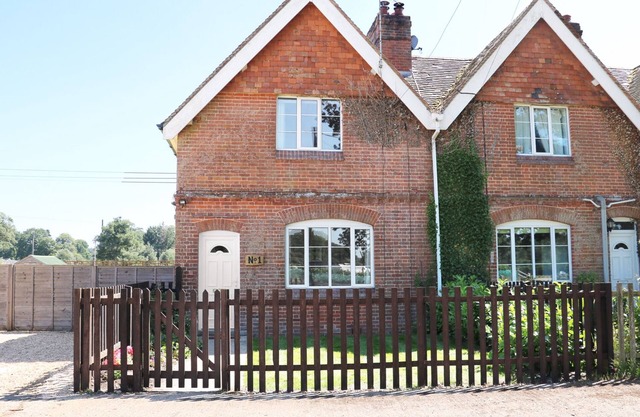 NEW PARK FARM COTTAGE, pet friendly, with open fire in Brockenhurst