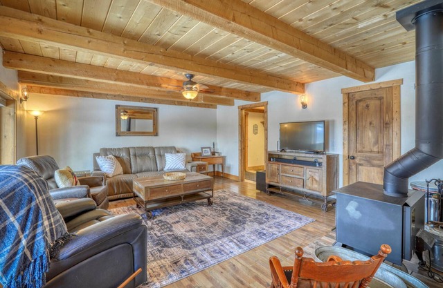 New! Pet-Friendly Mountain Modern Cabin! Acreage w/ Mountain Views/ L