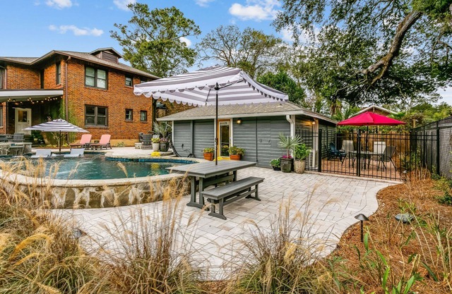 New Pool! - North Hill Private Studio Guest House w/Loft Queen Bed - New Pool! WiFi & Cable TV