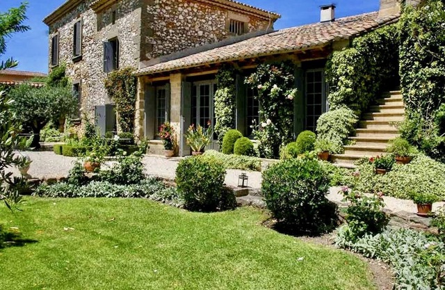 NEW! Provence charm, near Uzès, beautiful gardens and pool, 18th C Mas, A/C