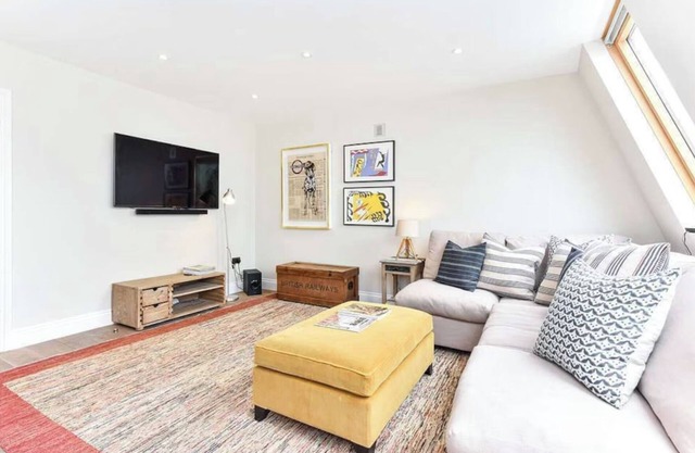 (New) Rooftop eyrie in heart of vibrant Notting Hill