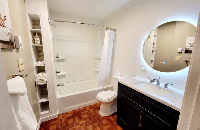 NEW! Sleeps 4 with Hotel style check-out on 12 acres