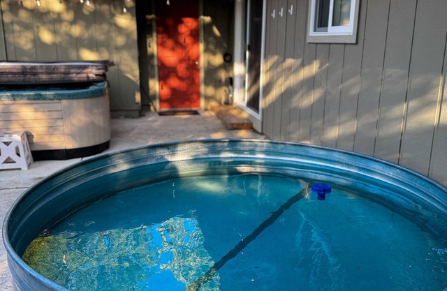 New Soaking Pool! Hot Tub and Ping Pong! Cozy 3 bedroom home.