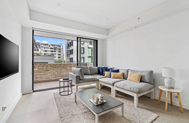 New Spacious 1 Bedroom Apartment Rosebery
