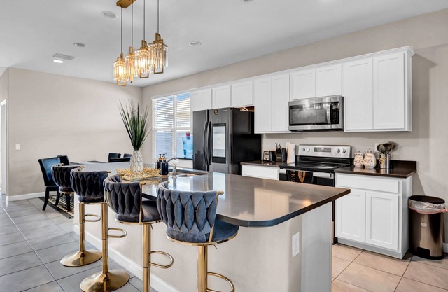 NEW Spacious 4-bedroom house in charming Phoenix with WiFi, AC