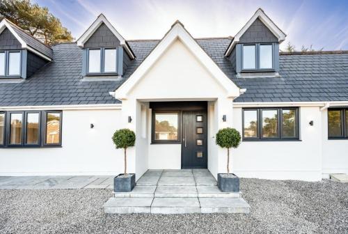 NEW! Stunning & Modern 5 bedroom home with Parking & Garden - Excellent Location!