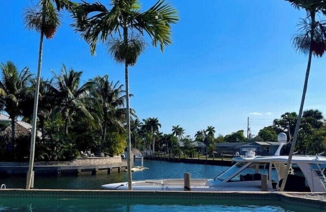 NEW! Stunning Waterfront, 4 Bedrm, 4 Bath, Heated Pool, Dock, New Decorn