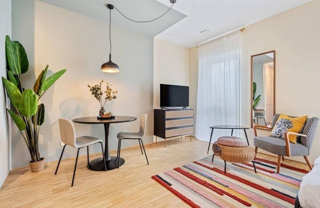 New Stylish Apt w/Free Parking & Equipped Kitchen