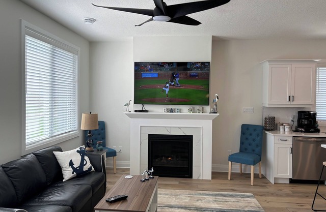 NEW! Sunnyside Beach Cottage in Kokomo! Kayaks, SUP Boards, Bikes and wagons.