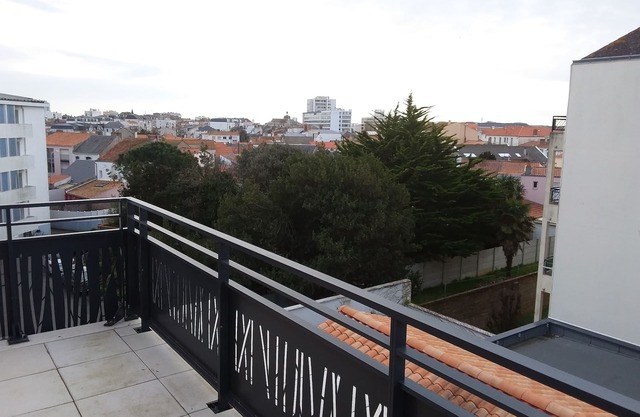 New T3 apartment, 2 terraces, 200m from train station 500m from beach, beach shuttle nearby